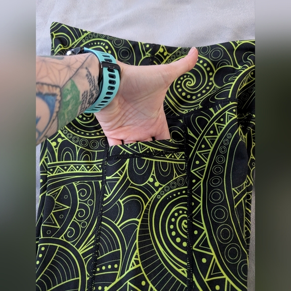 CVG | Capri Leggings | Neon Zenergy | XS - Picture 6 of 8